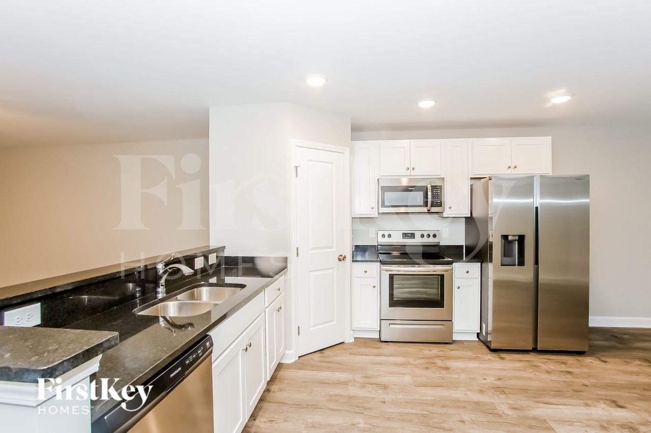 1105 Northside St - Photo 5 of 15