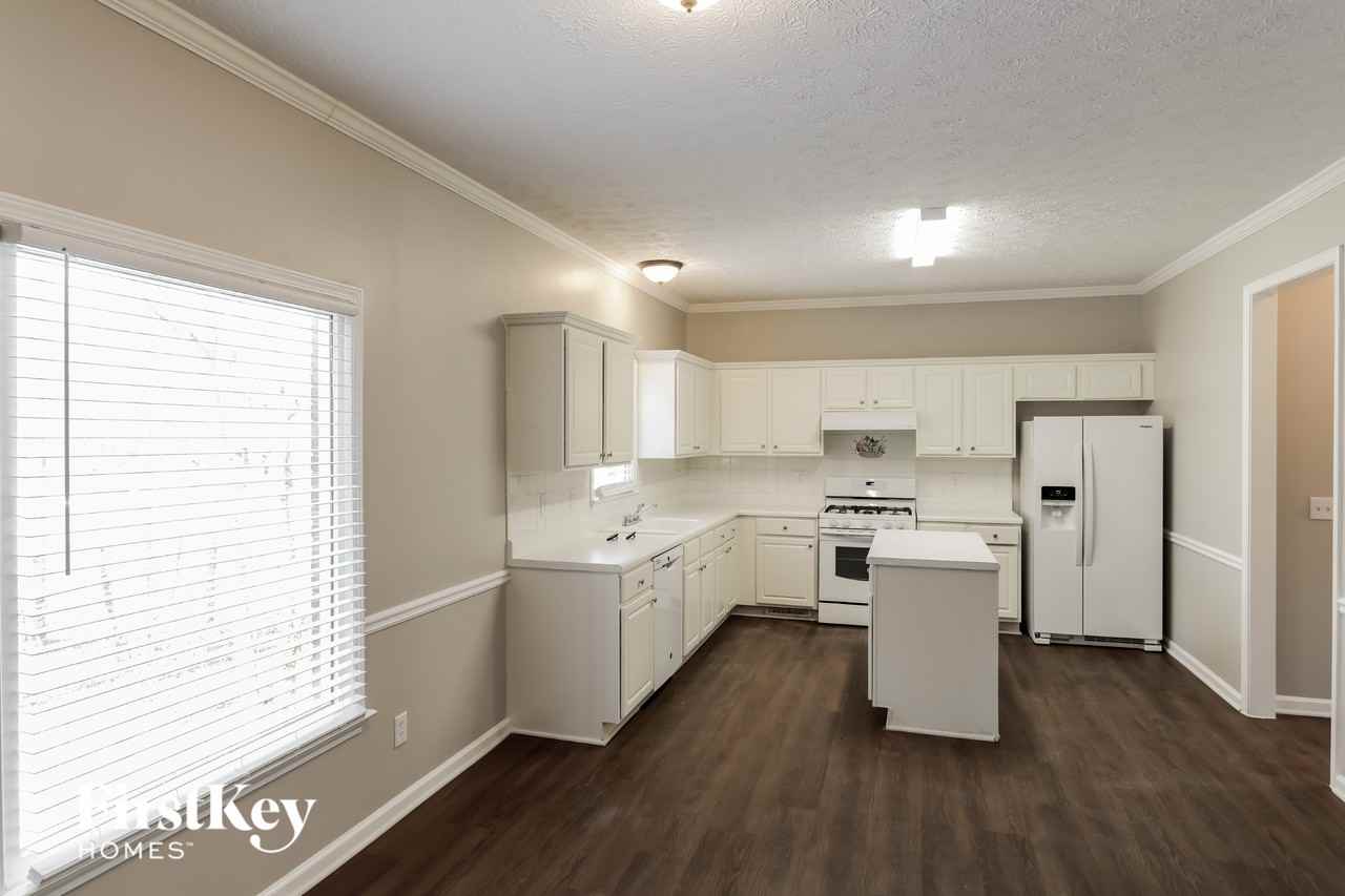 571 Hilton Ave - Photo 4 of 15