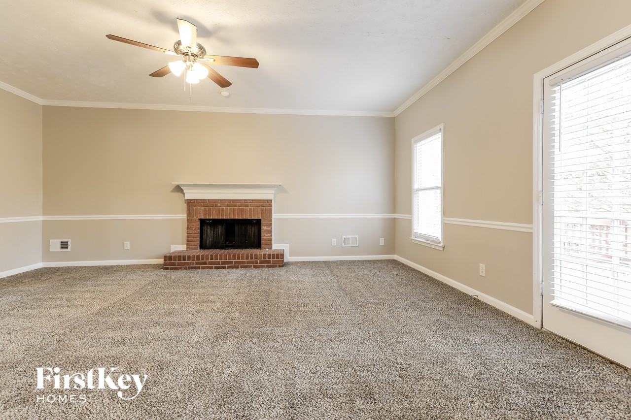 571 Hilton Ave - Photo 5 of 15