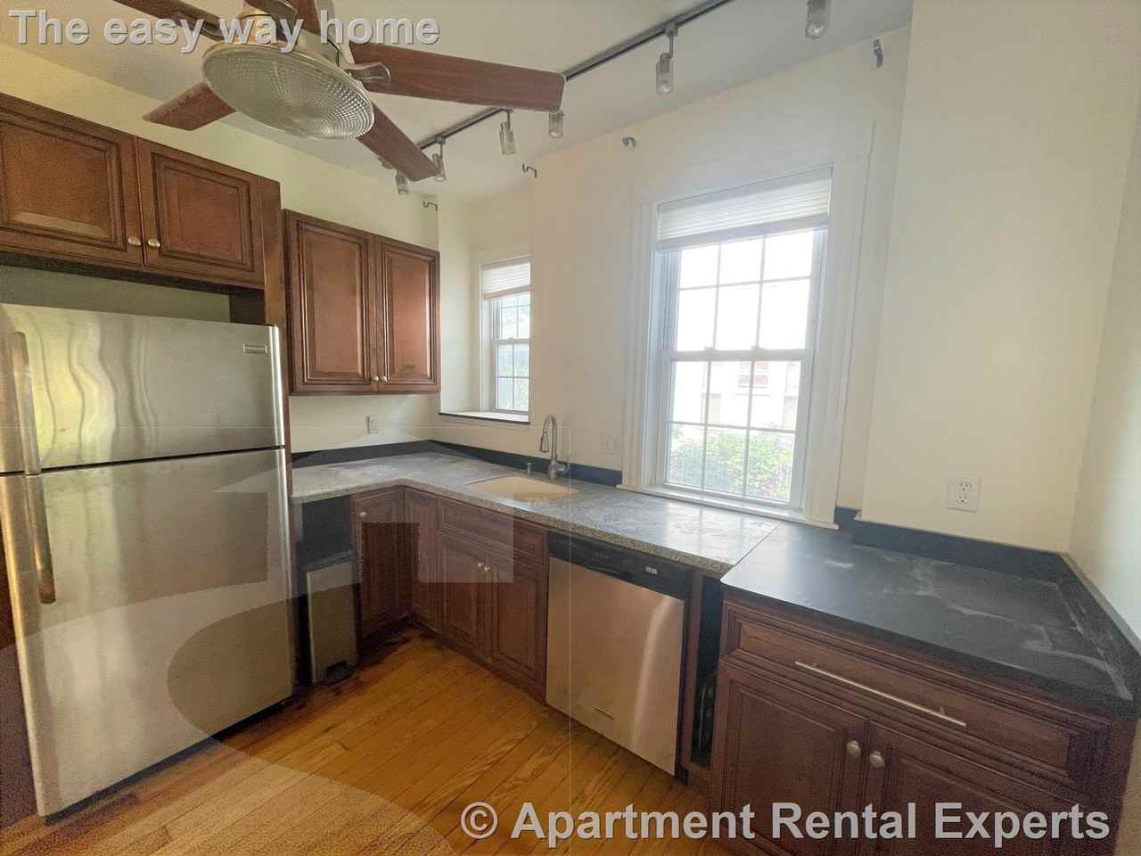 83 Dexter St - Photo 3 of 16