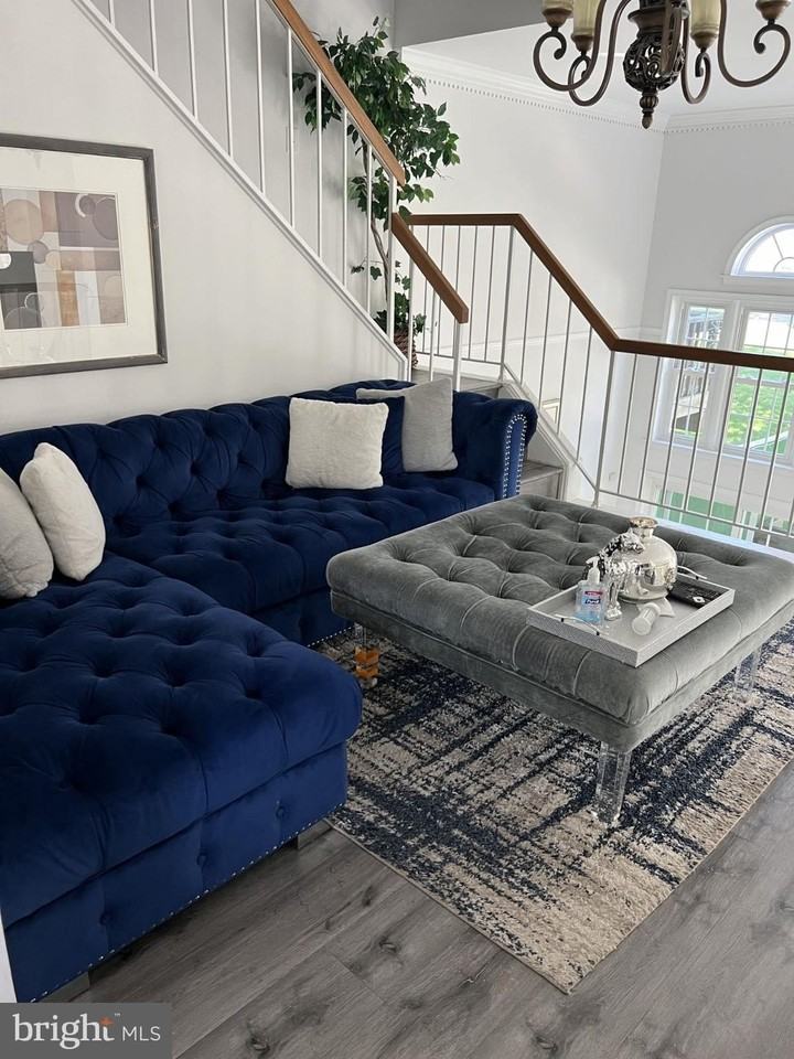 8719 Delcris Dr - Photo 2 of 4