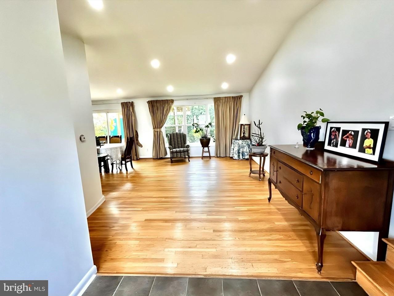 10202 Mcgovern Dr - Photo 3 of 37