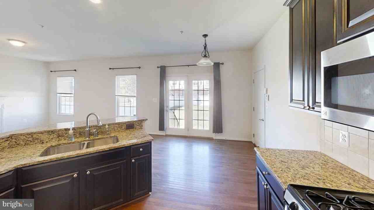 14303 Devinger Pl - Photo 4 of 32