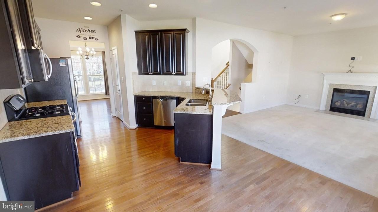 14303 Devinger Pl - Photo 5 of 32