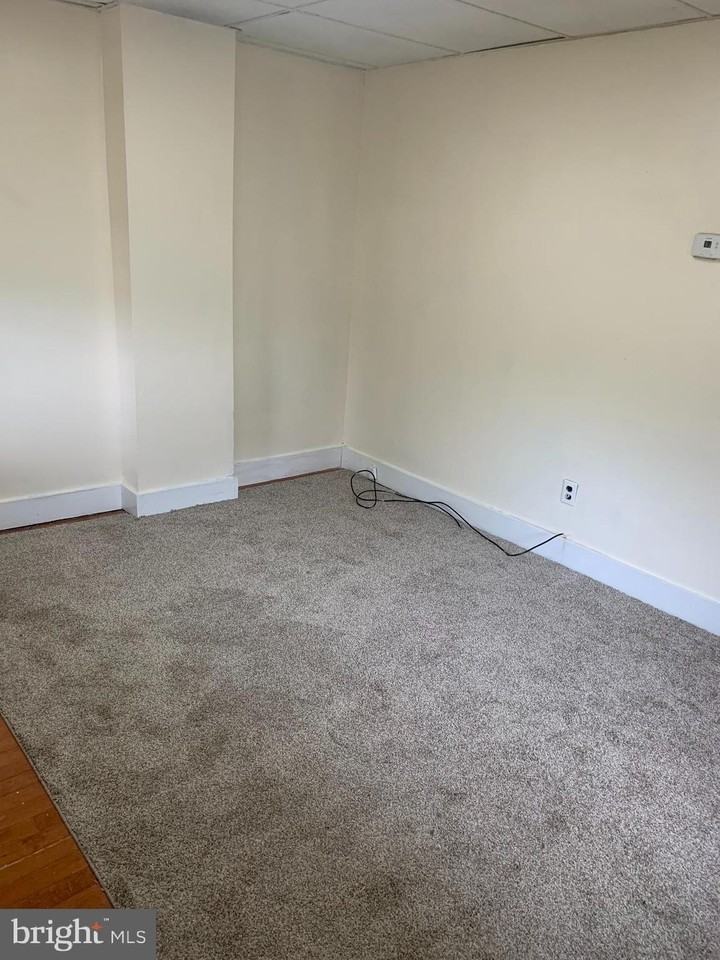 233 Center St - Photo 3 of 8