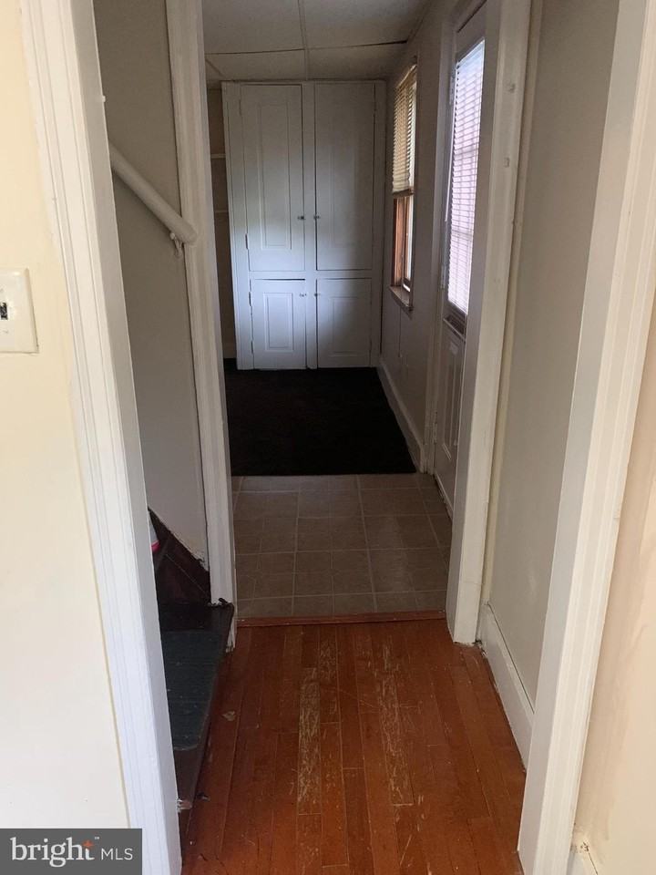 233 Center St - Photo 4 of 8