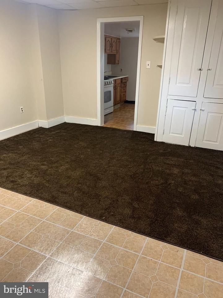 233 Center St - Photo 5 of 8