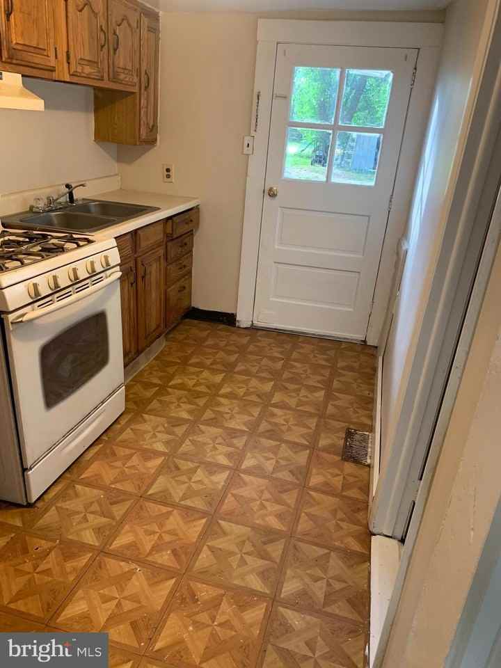 233 Center St - Photo 6 of 8