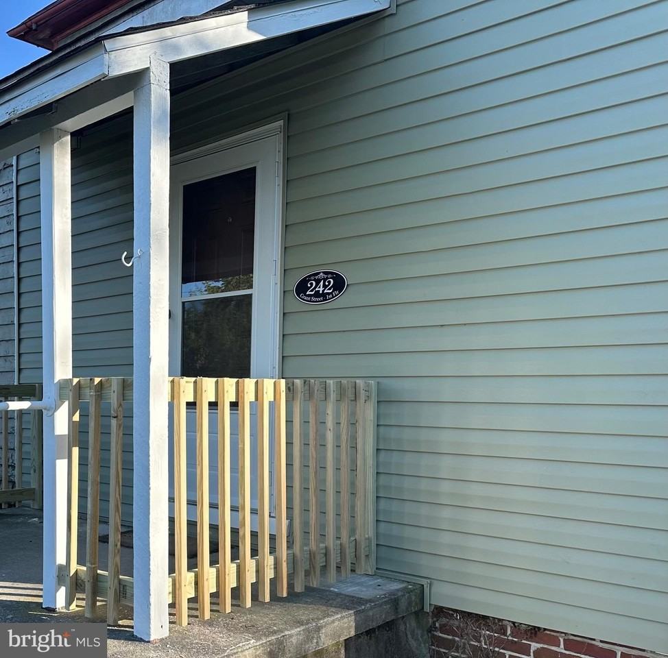 242 Grant St 1st Fl - Photo 2 of 16