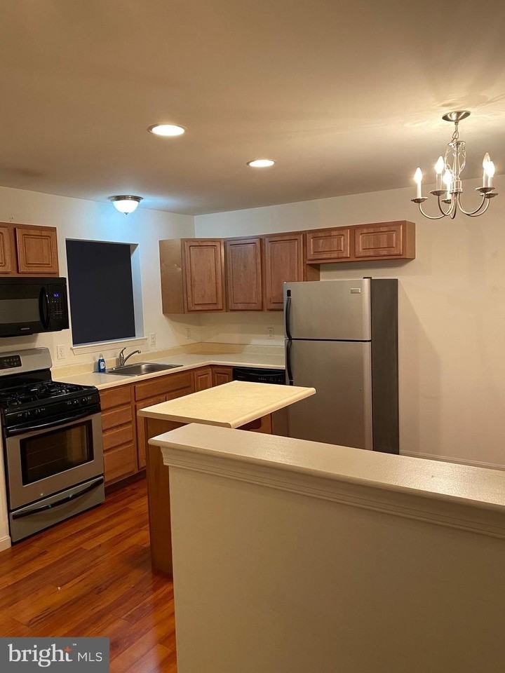 61 Queen Ave - Photo 2 of 14