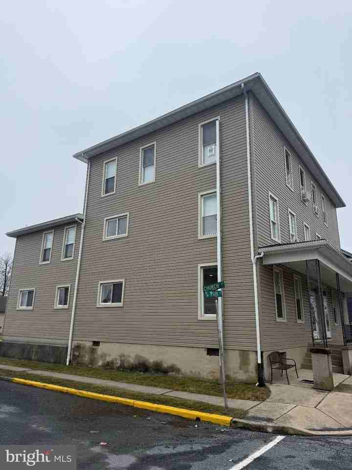 100 S Park St - Photo 2 of 19