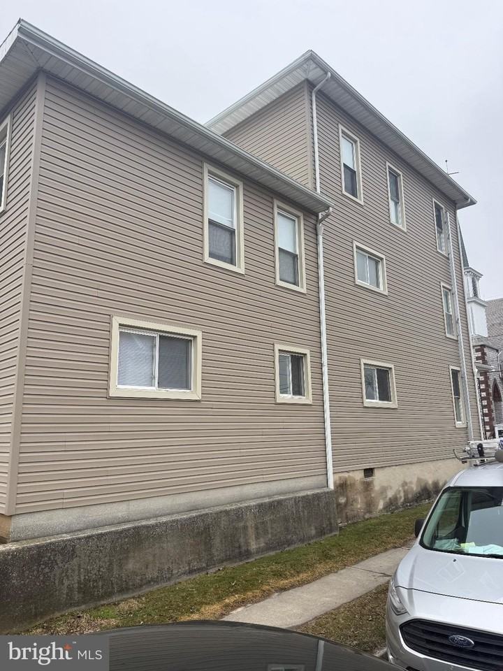 100 S Park St - Photo 3 of 19