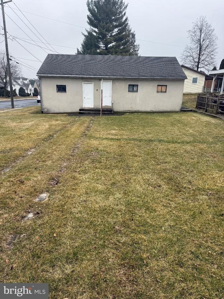 100 S Park St - Photo 4 of 19