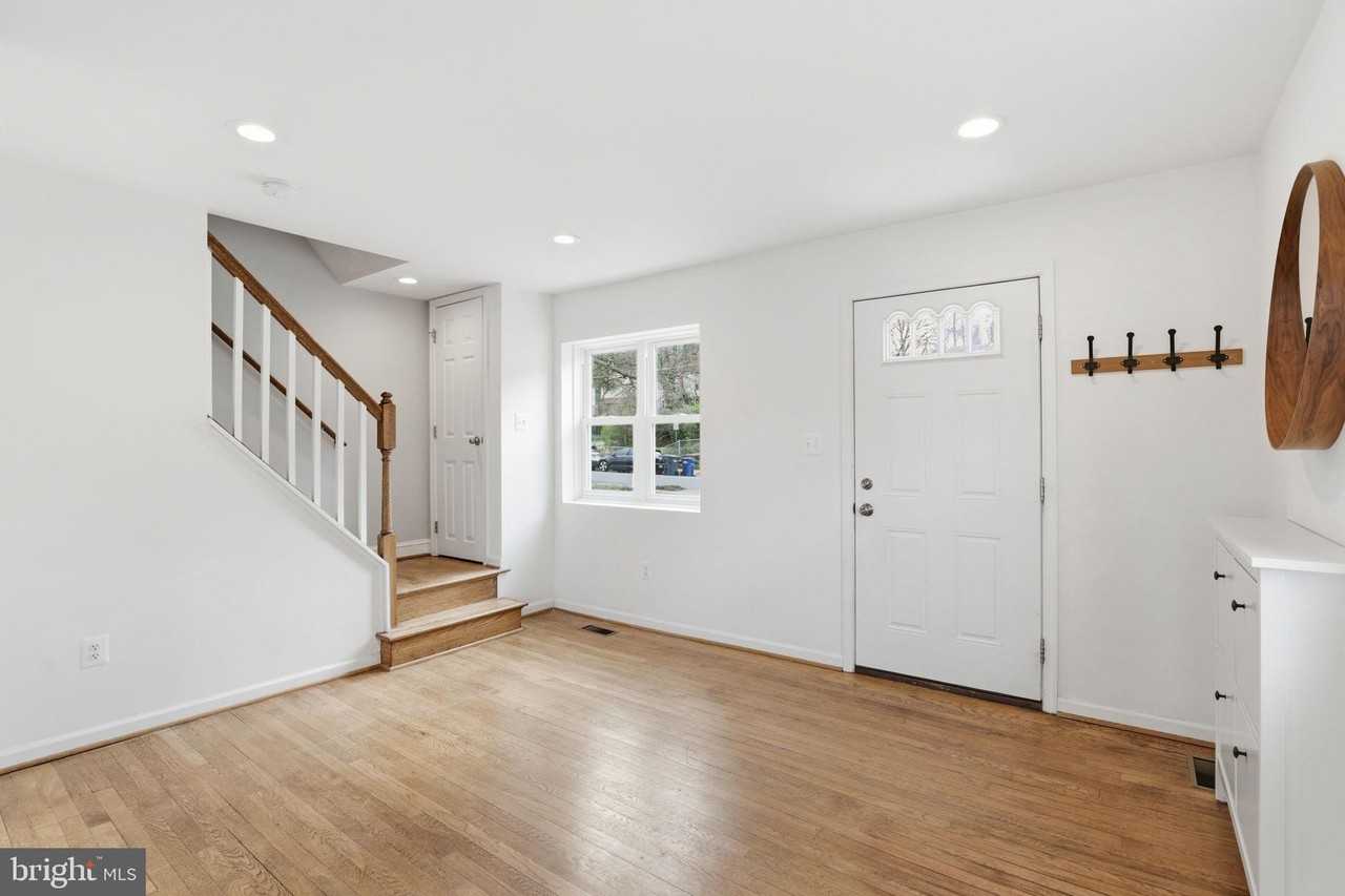 2306 Riverview Ter - Photo 3 of 34