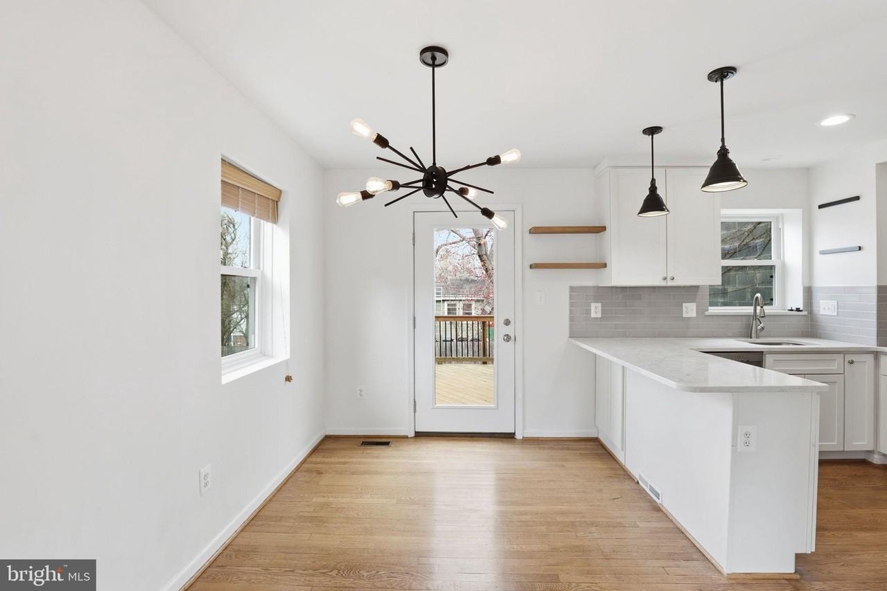 2306 Riverview Ter - Photo 4 of 34