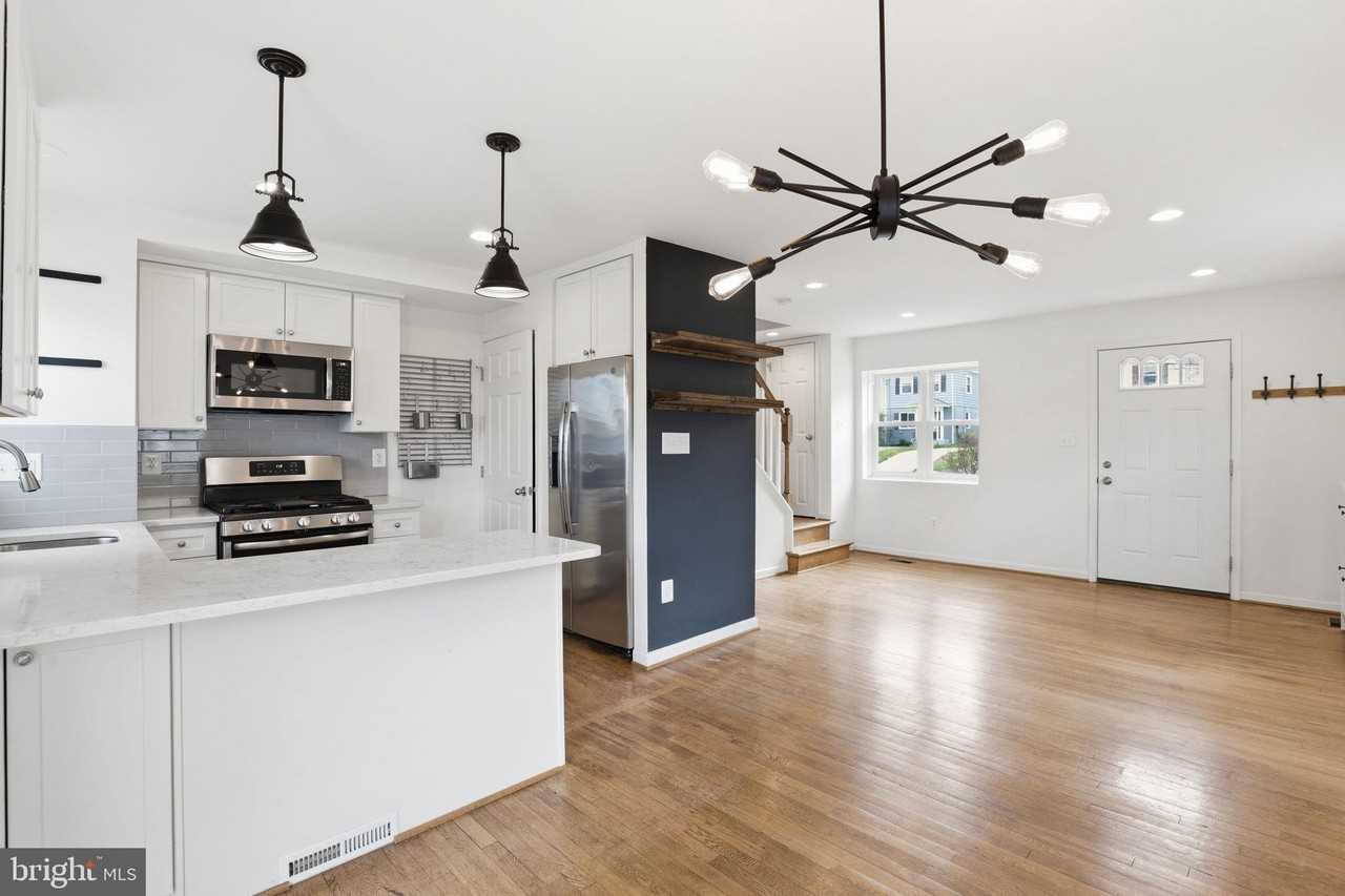 2306 Riverview Ter - Photo 5 of 34