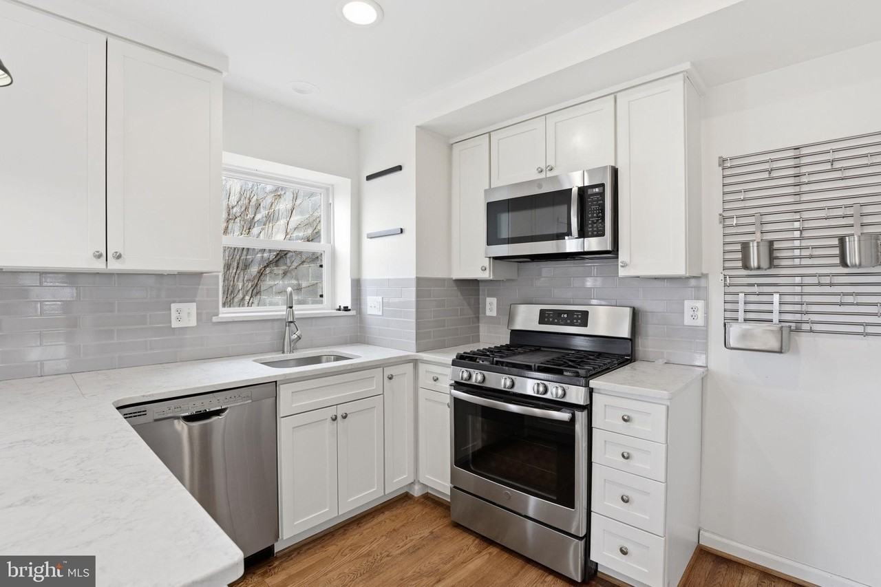 2306 Riverview Ter - Photo 6 of 34