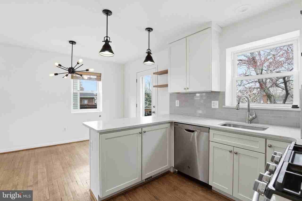 2306 Riverview Ter - Photo 7 of 34