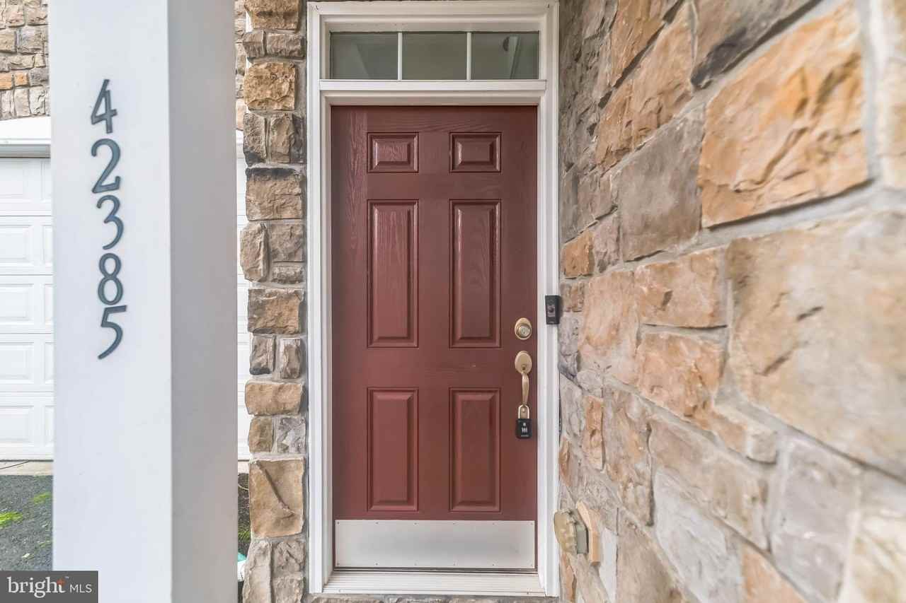 42385 Trellis Sq - Photo 2 of 28