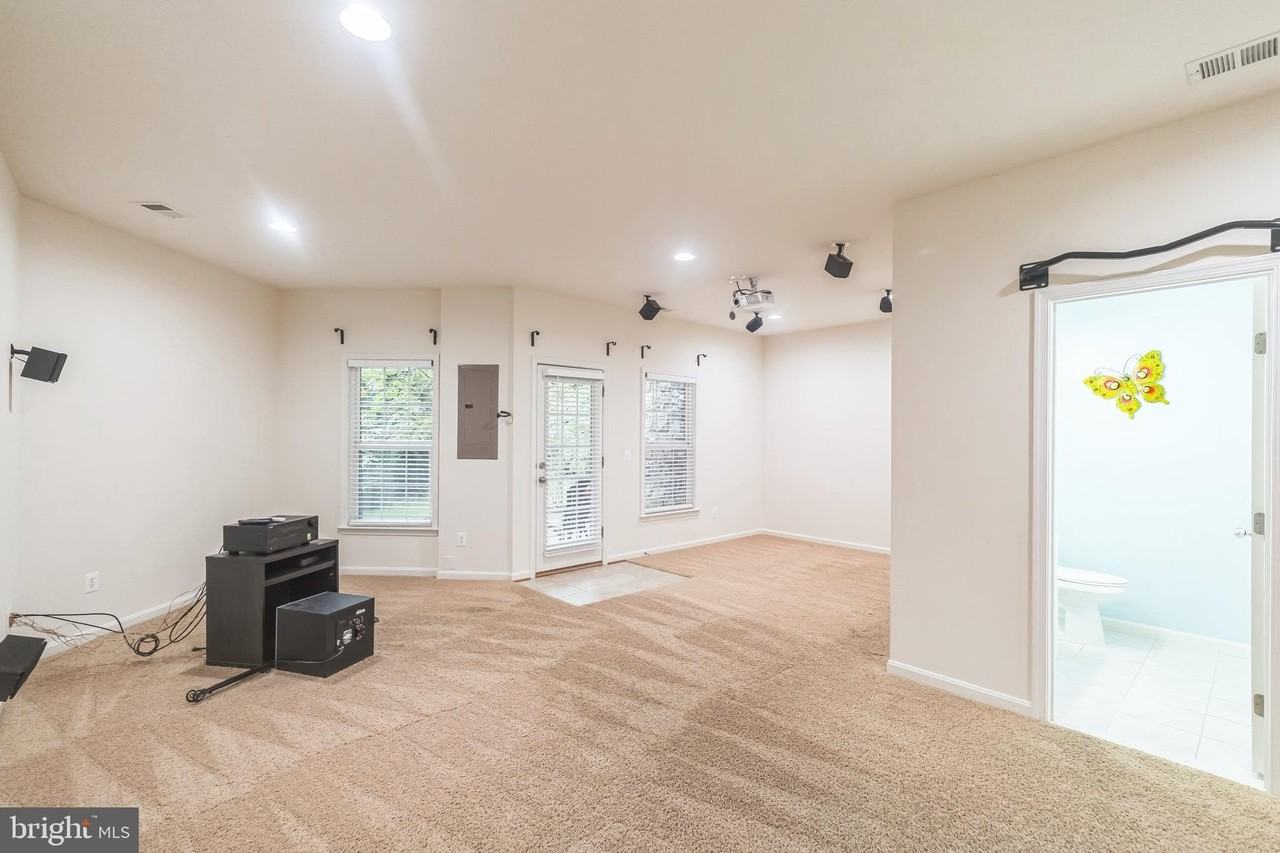 42385 Trellis Sq - Photo 5 of 28