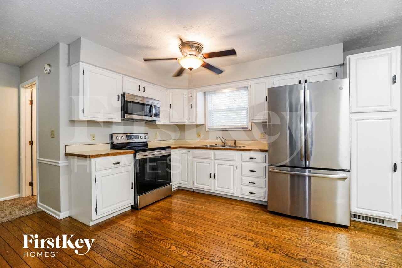 284 Bristol Dr Sw - Photo 4 of 15