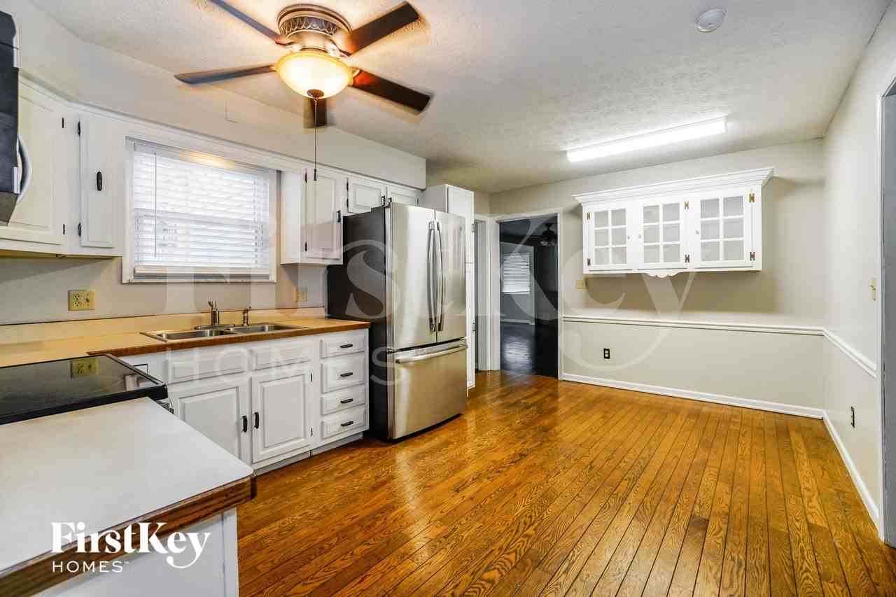 284 Bristol Dr Sw - Photo 5 of 15