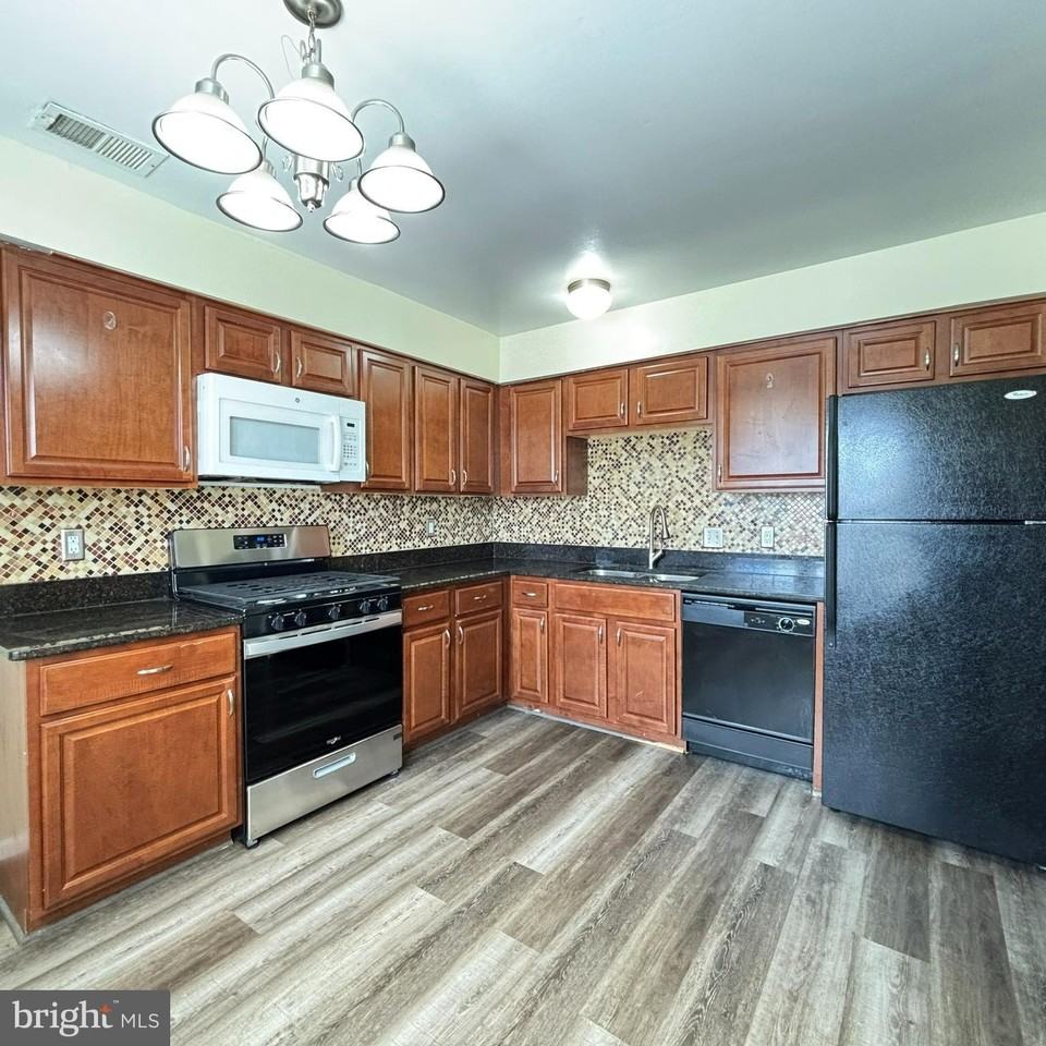 4306 Eileen Ct - Photo 3 of 17