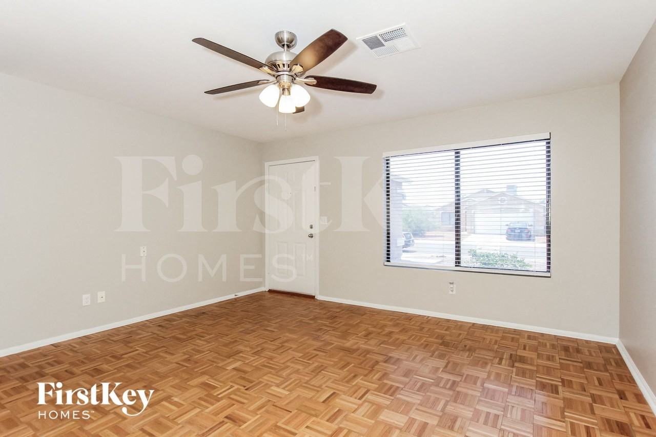 3132 W Robin Ln - Photo 3 of 15