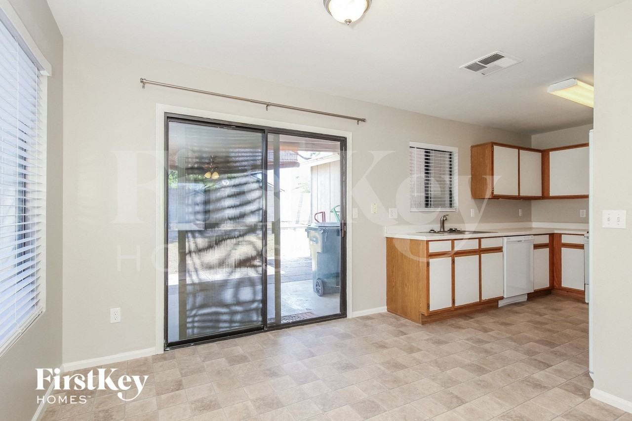 3132 W Robin Ln - Photo 5 of 15