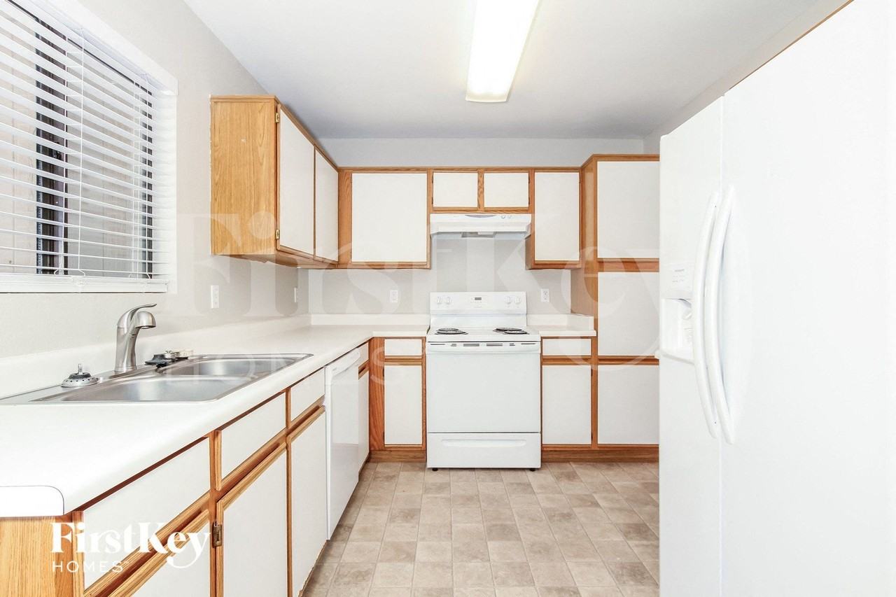 3132 W Robin Ln - Photo 6 of 15