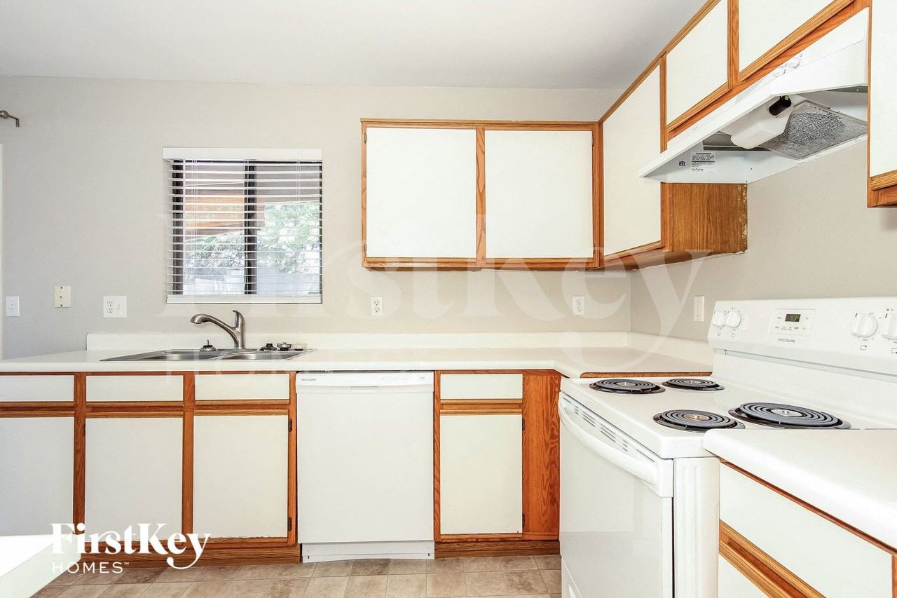 3132 W Robin Ln - Photo 7 of 15