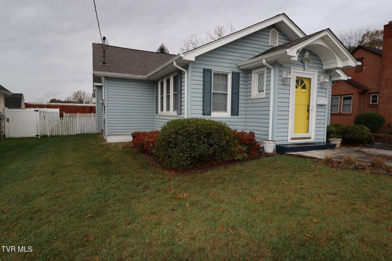 1621 Woodside Dr - Photo 3 of 22