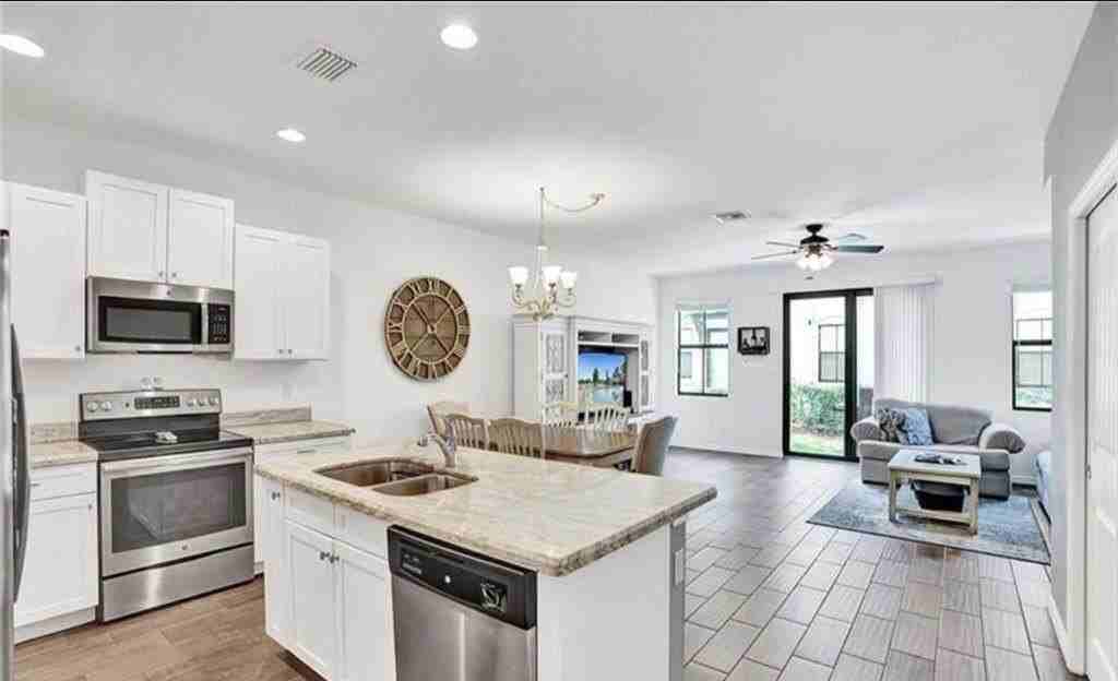 1082 Nw 33rd Mnr - Photo 5 of 14