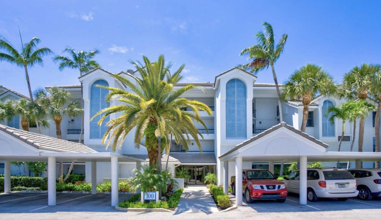 133 Bay Colony Dr N - Photo 2 of 21