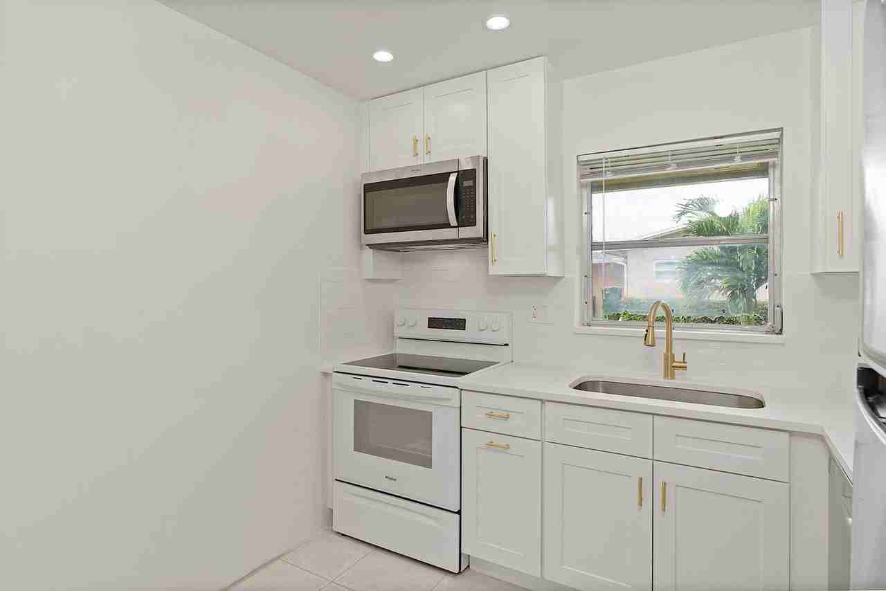 2557 Dudley Dr W Apt D - Photo 5 of 19