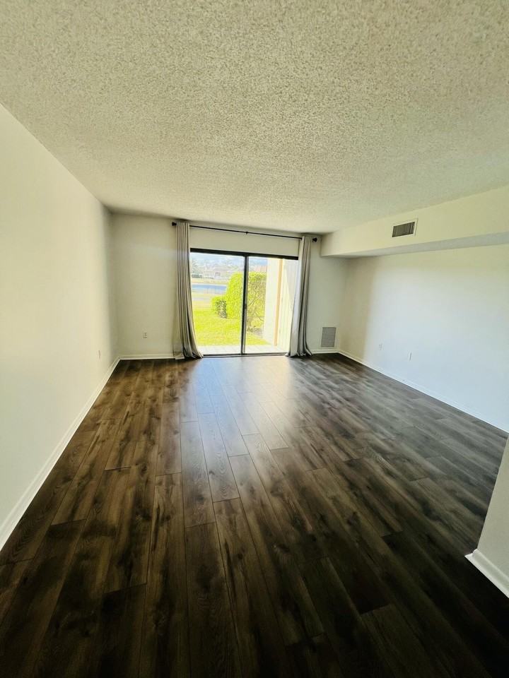 4657 Fountains Dr S Apt 107 - Photo 7 of 18