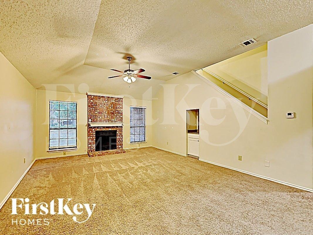 811 W Lynn Creek Dr - Photo 2 of 17