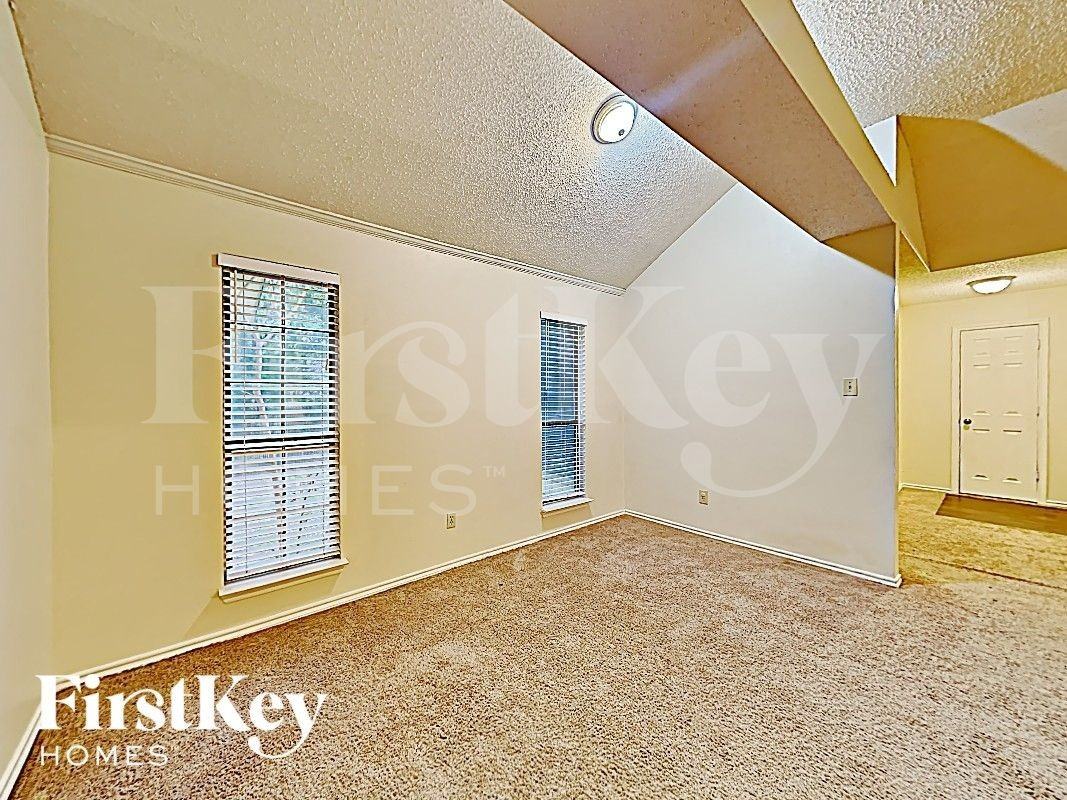 811 W Lynn Creek Dr - Photo 5 of 17