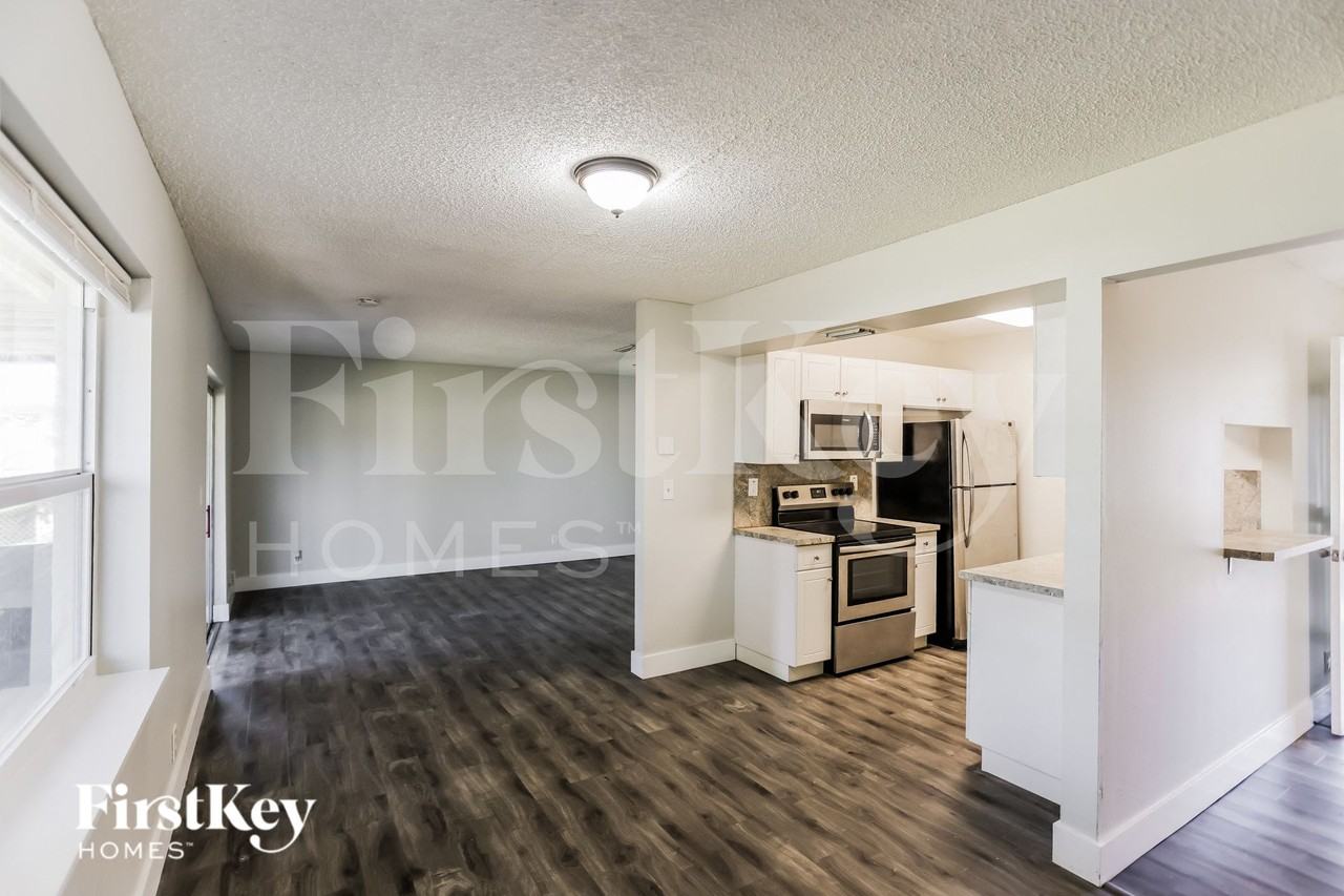 7801 Swcourt - Photo 3 of 15