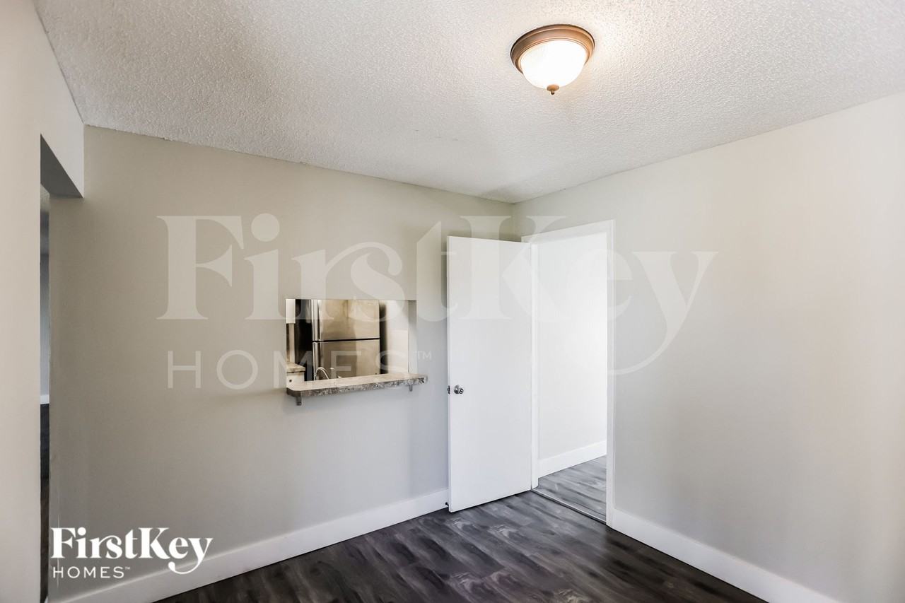 7801 Swcourt - Photo 6 of 15