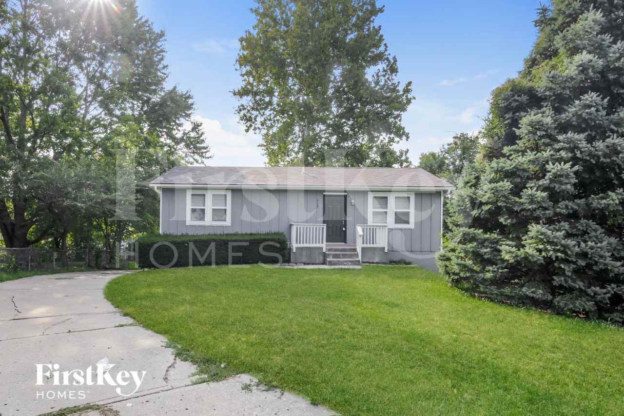 717 Ne Westwind Dr - Photo 2 of 15