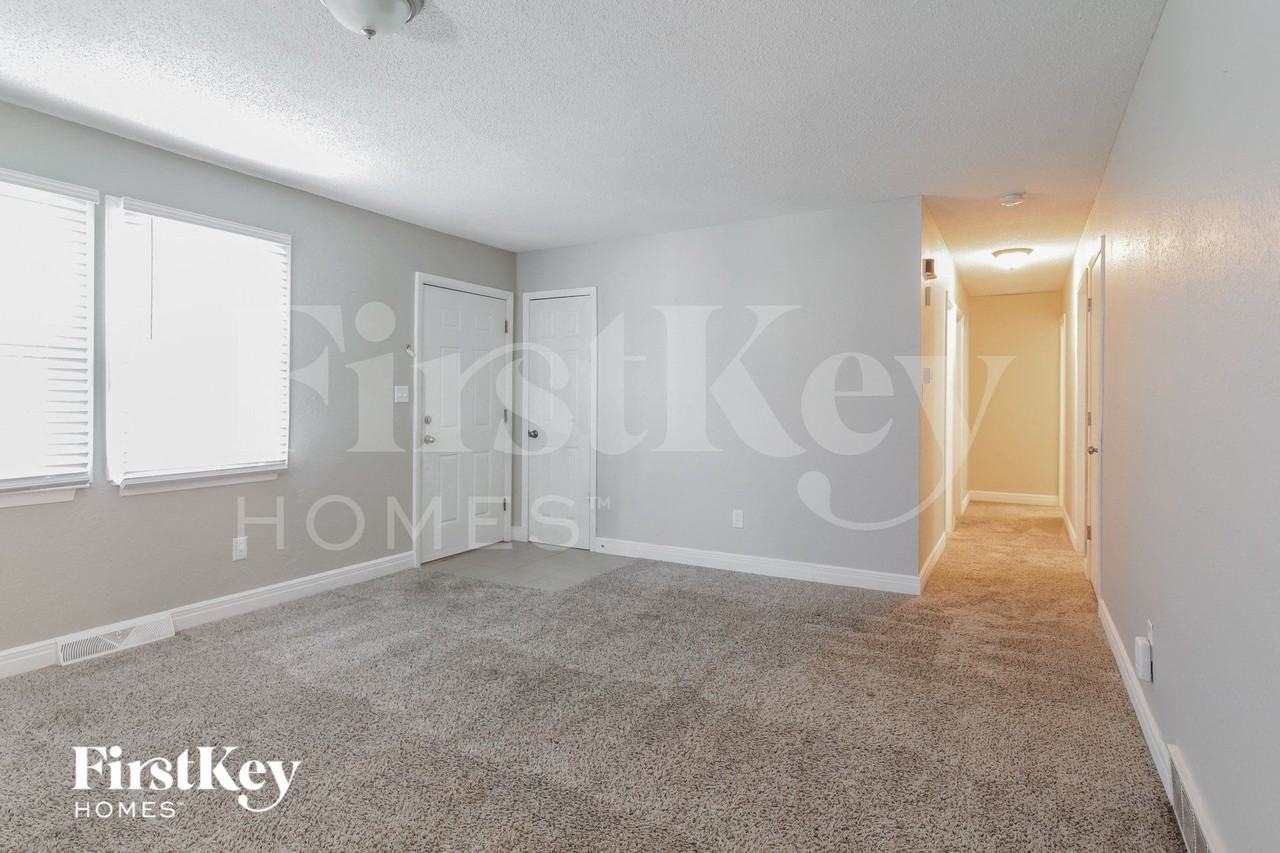 717 Ne Westwind Dr - Photo 3 of 15