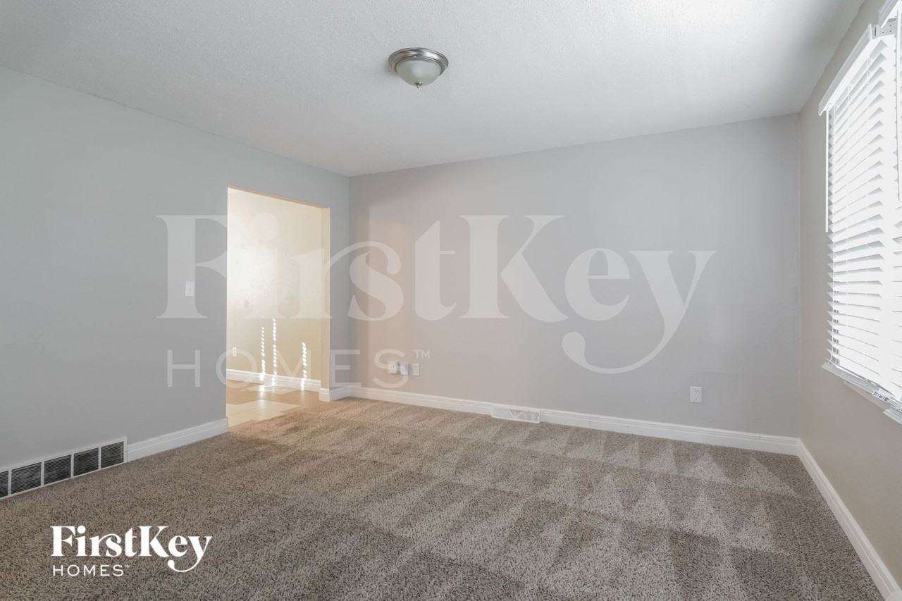 717 Ne Westwind Dr - Photo 4 of 15