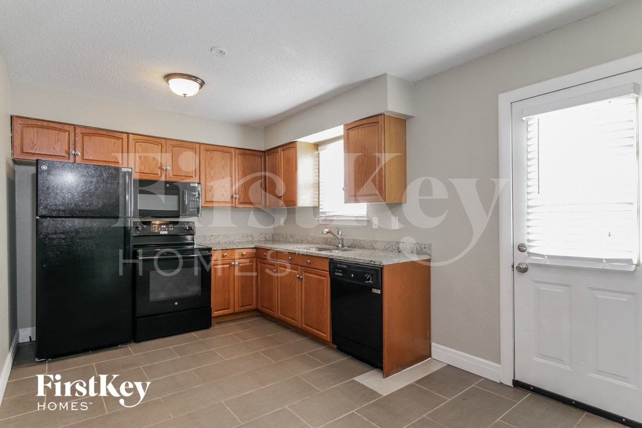 717 Ne Westwind Dr - Photo 5 of 15