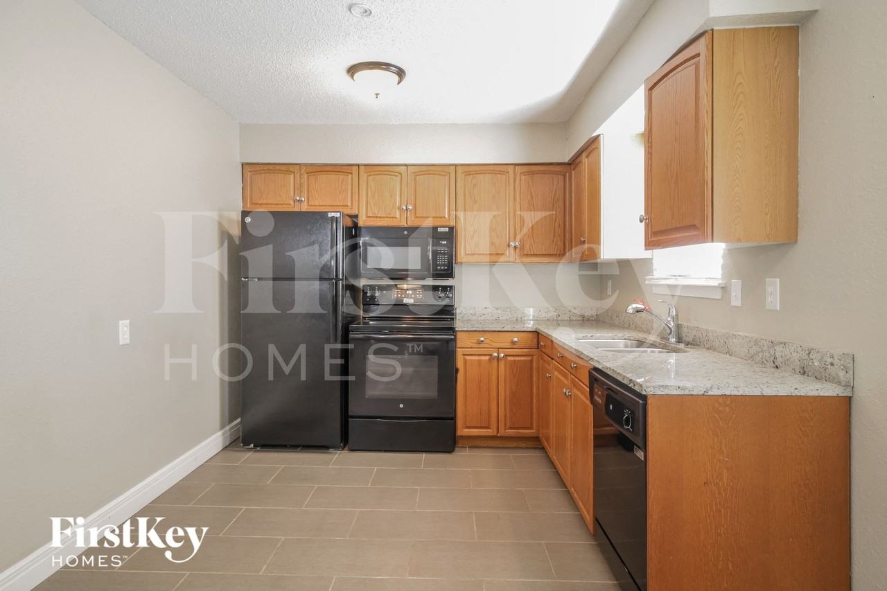 717 Ne Westwind Dr - Photo 6 of 15