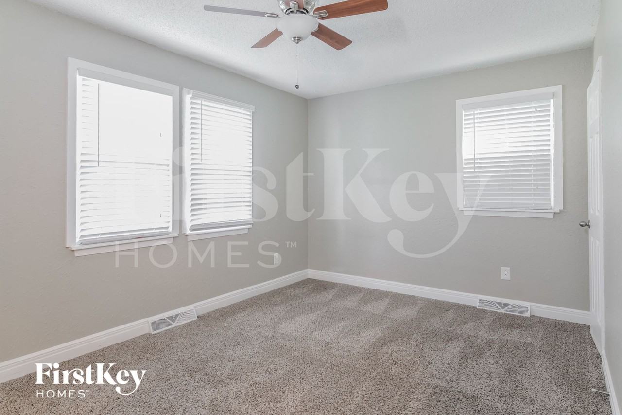 717 Ne Westwind Dr - Photo 7 of 15