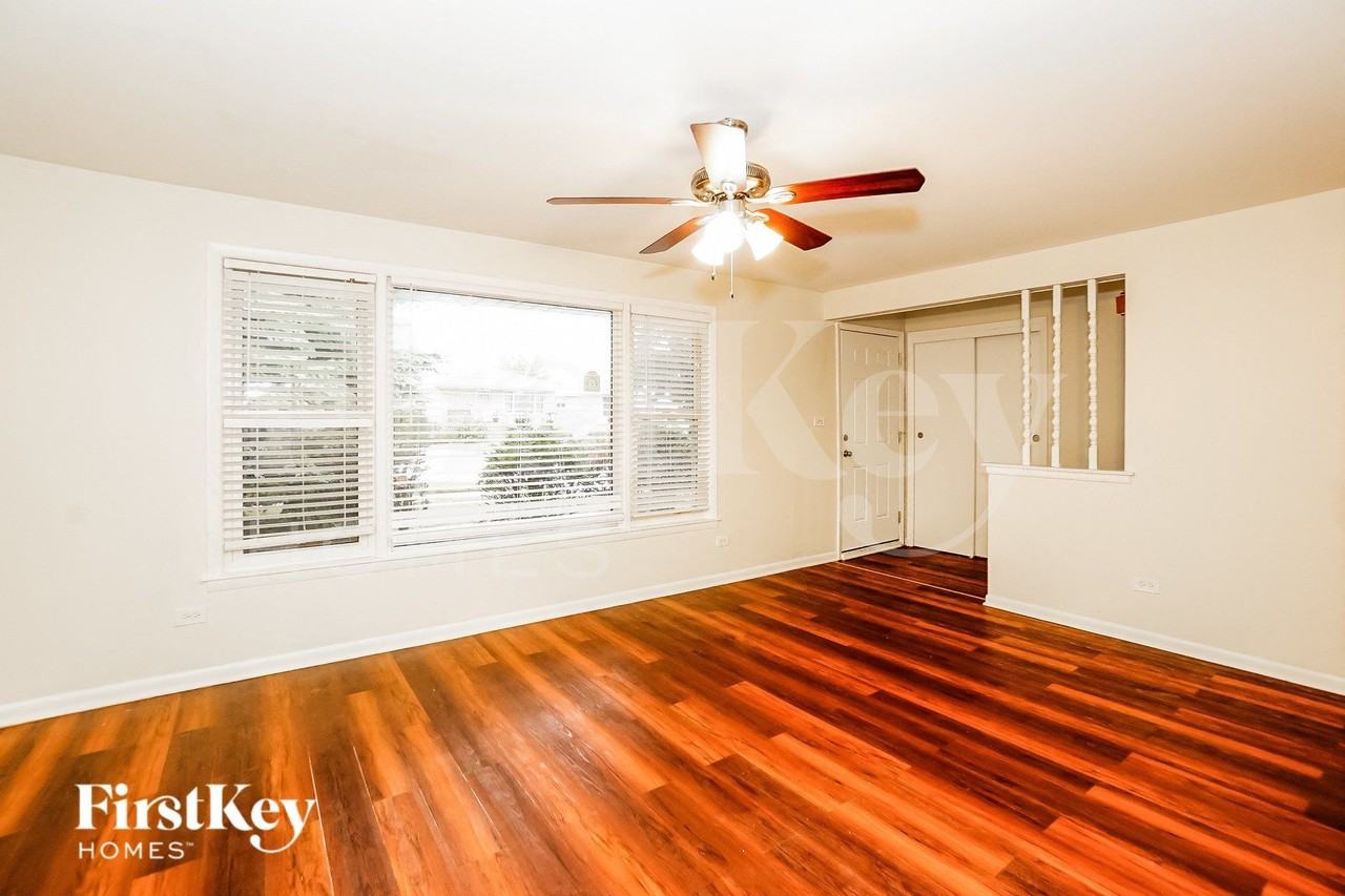 671 Saginaw Ave - Photo 3 of 16