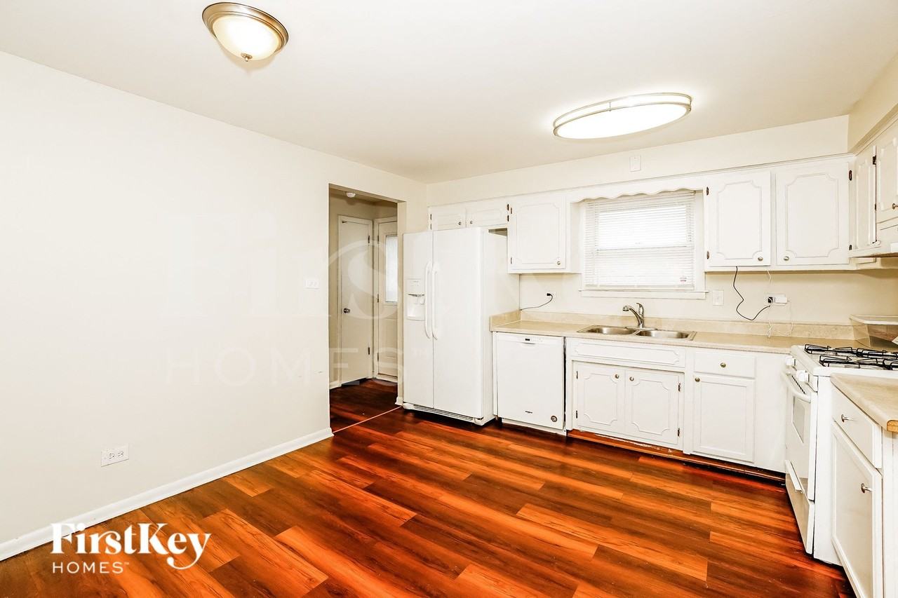 671 Saginaw Ave - Photo 5 of 16