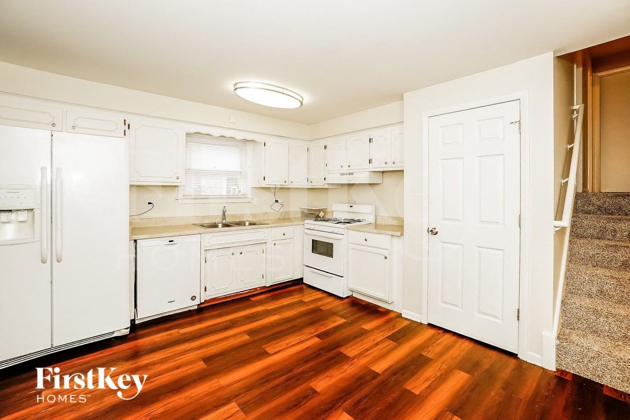 671 Saginaw Ave - Photo 6 of 16