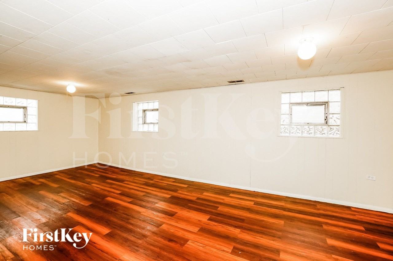 671 Saginaw Ave - Photo 7 of 16